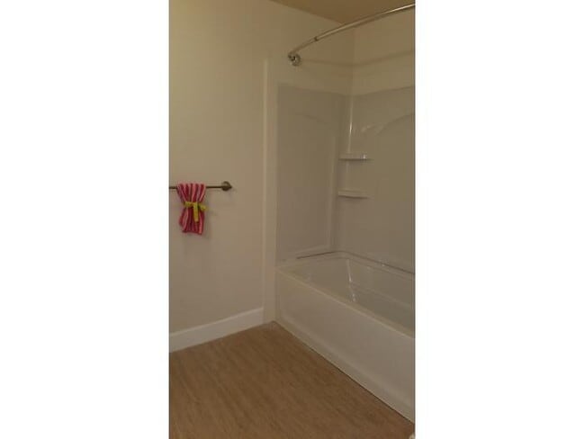 Building Photo - Ground Floor Unit in Park View Village in ...