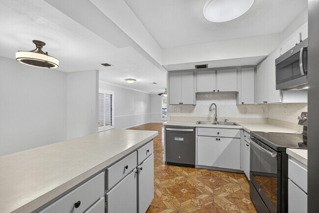 Building Photo - 323 Sandtree Dr