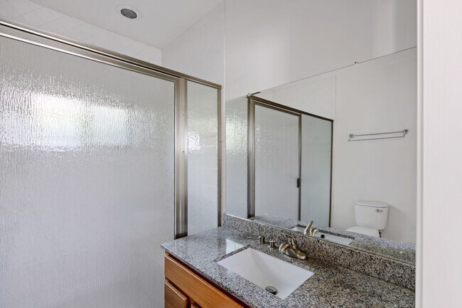 Building Photo - Spacious 4 BR 3 BA Home in Prime West L.A.