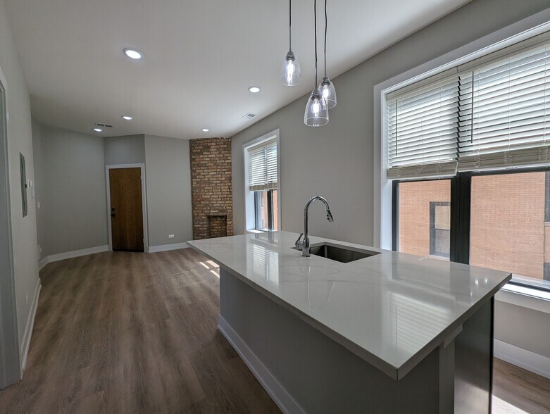 Building Photo - 423 W Belden Ave