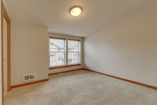 Building Photo - Bright, Modern 3 bed 2.5 Bath Townhome in ...