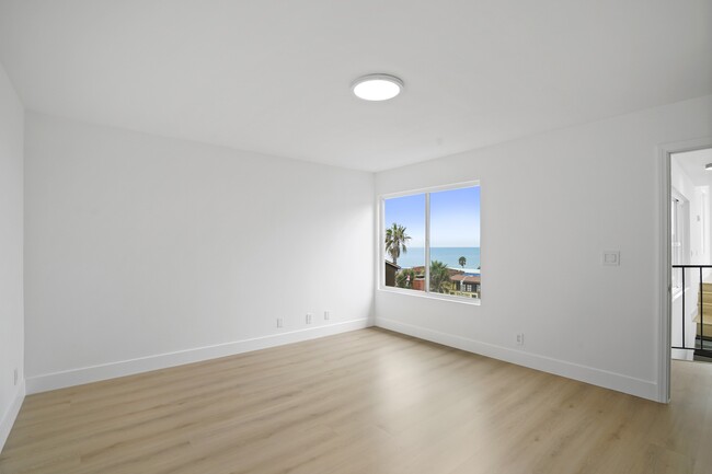 Upper bedroom w/ ocean views - 3216 Manhattan Ave