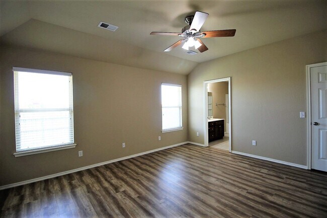 Building Photo - Wonderful 3 bed + office or 2nd living, 2 ...