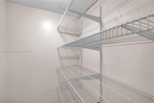 Building Photo - 250 E Royal Palm Rd