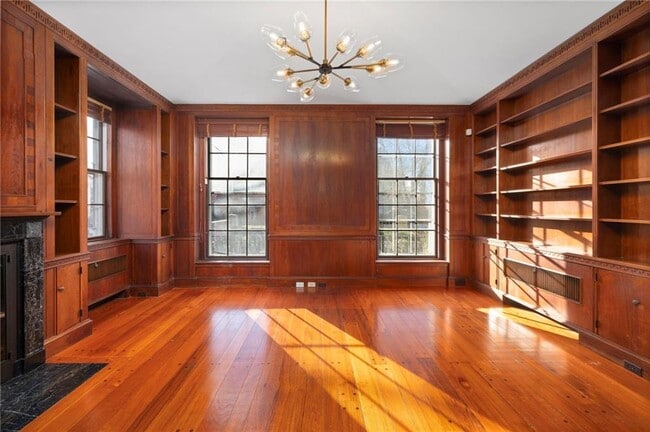 Building Photo - 72 Manning St