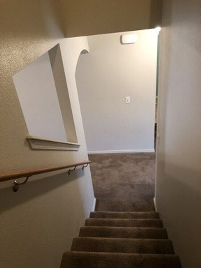Building Photo - Walking distance to Settlers Park