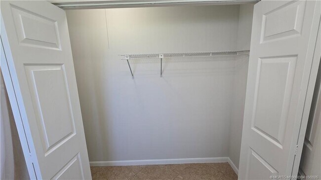 Building Photo - 1985 NE Collins Cir