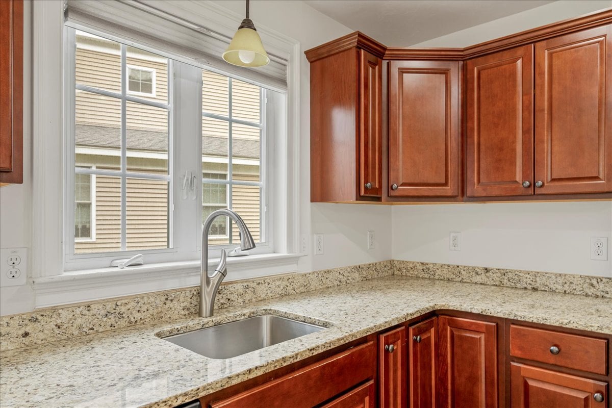 Building Photo - 6 Longview Cir