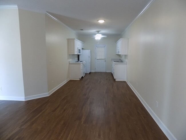 Building Photo - 2 Bedroom, 2 Bath Townhome on Southside Sa...