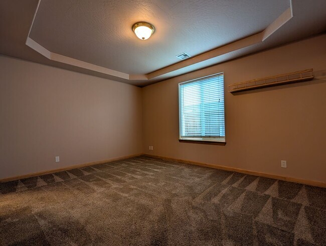 Building Photo - Great 3 bed/2bath home with bonus space and fenced in yard!