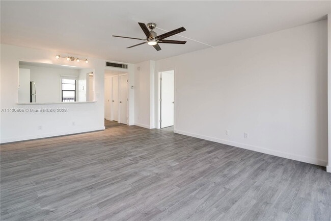 Building Photo - 3401 N Country Club Dr