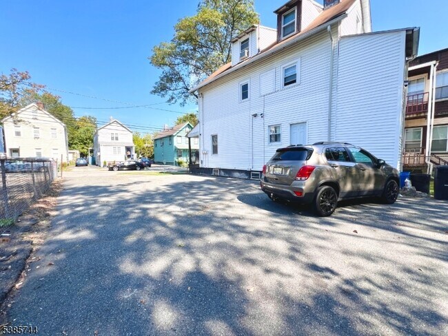 Building Photo - 27 William St