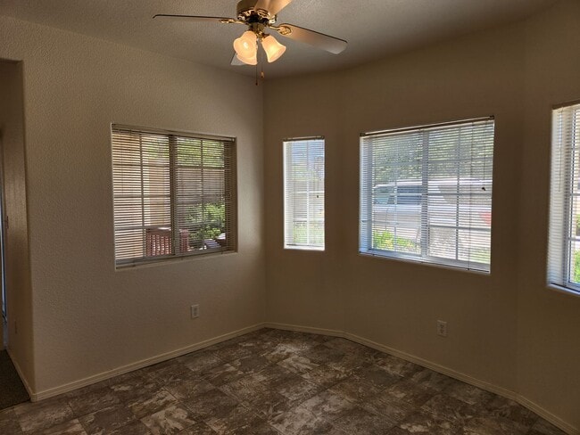 Building Photo - 2 Bed / 1 Bath in 4-Plex