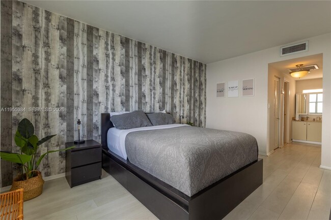 Building Photo - 300 Bayview Dr