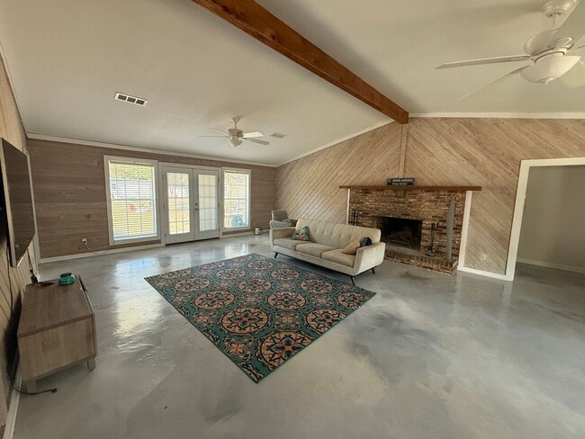 Building Photo - HUGE UPGRADED 3/2 ON 5 ACRE LOT!