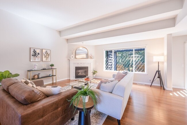 Building Photo - BEAUTIFUL 5 Bedroom Home in the Sought-After Hillshire Estates of Bull Mountain