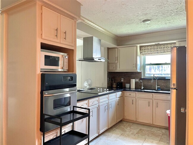 Building Photo - 3023 Sam Houston Dr