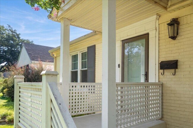 Building Photo - 3733 Charleswood Ave