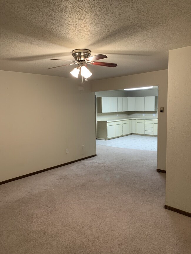 Building Photo - Rambling apartment B