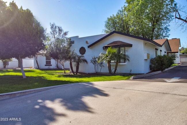 Building Photo - 2215 W Augusta Ave