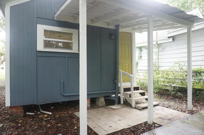 Building Photo - 513 W De Soto St