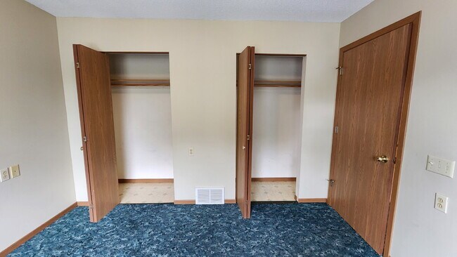 Building Photo - 2 Bedroom, 1 1/2 Bathroom Apartment With A/C & Garage - Available Now!