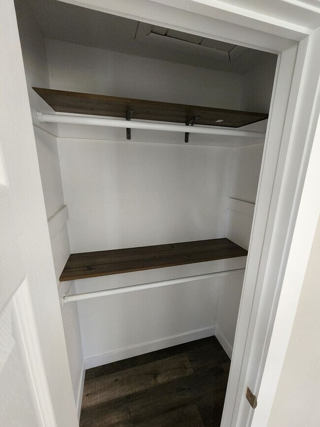 Building Photo - Spacious 2-Bedroom, 1-Bathroom Home AVAILABLE NOW!!