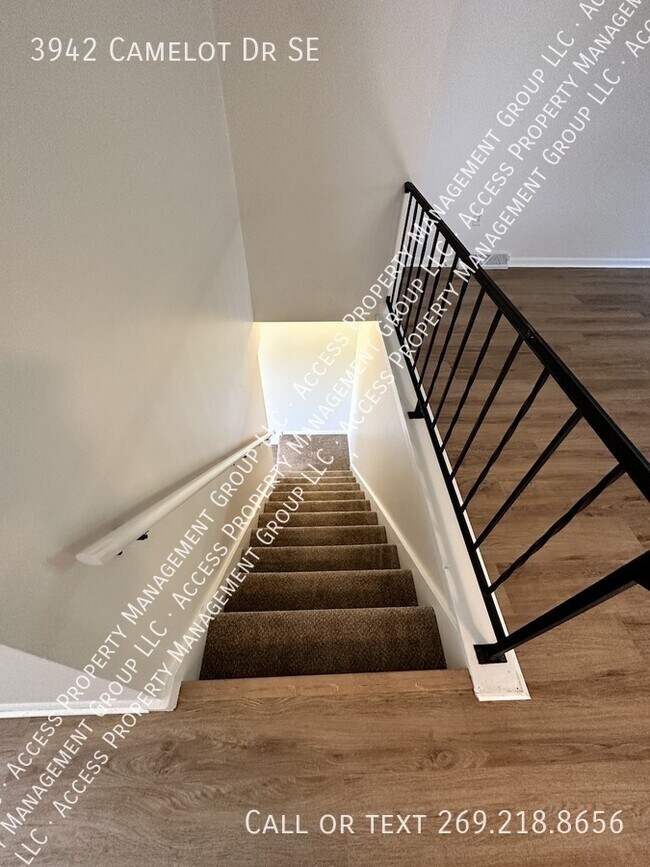 Building Photo - 3942 Camelot Dr SE
