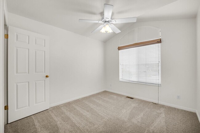 Building Photo - Spacious 7 Bed Kaysville Home with Two Kitchens