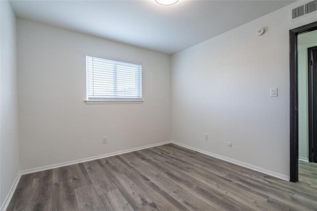 Building Photo - 740 Mozley Dr SE
