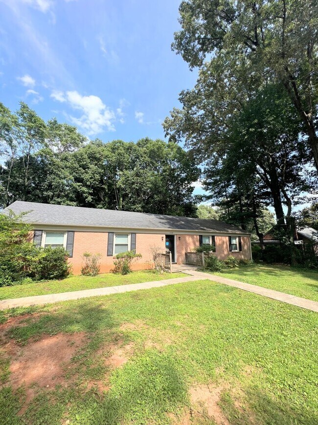 Building Photo - 1039 Oakmont Cir