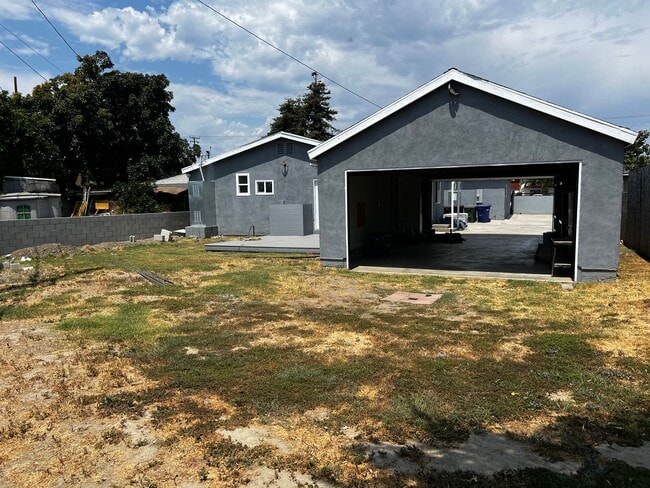 Building Photo - Remodeled 3 Bedroom 2 Bath House with 4 Ca...