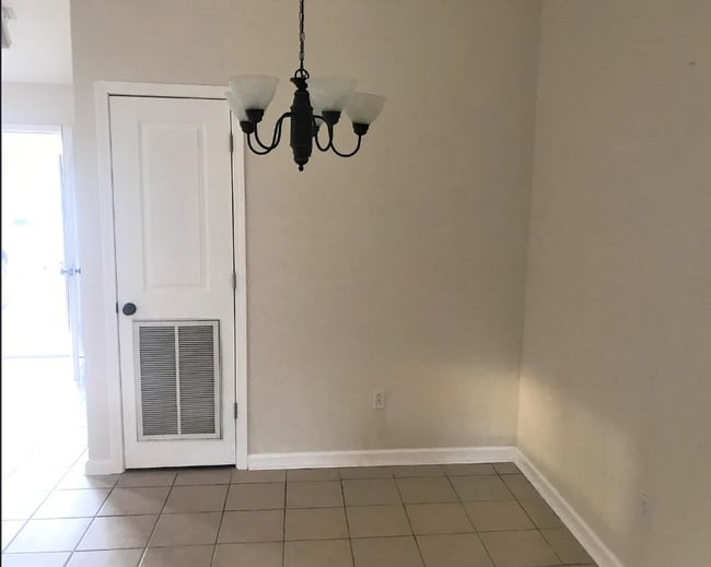 Building Photo - 123 Willow Creek Rd