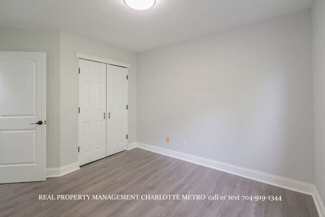 Building Photo - 3BR Townhome - Lake Living in Vineyard Point with Boat Slip Access Near Lake Norman