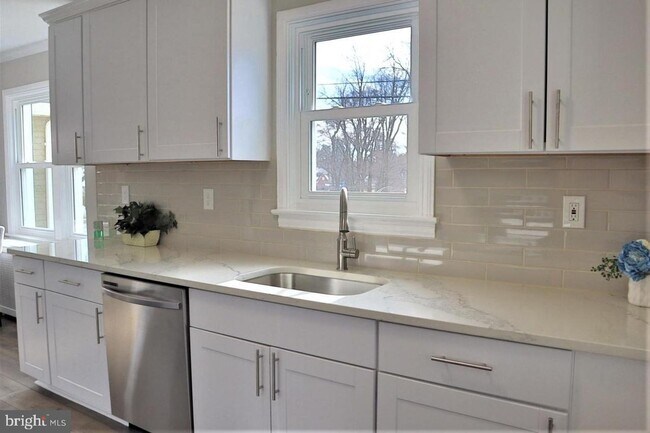 Building Photo - Charming Restored 5BR, 3.5BA Colonial Minu...