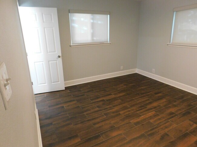Building Photo - 3606 Lakefield St