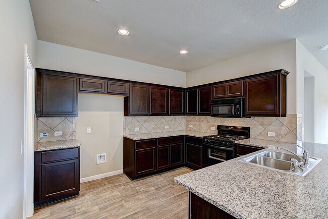 Building Photo - Gorgeous 4 Bed/3 Bath in Pioneer Crossing!