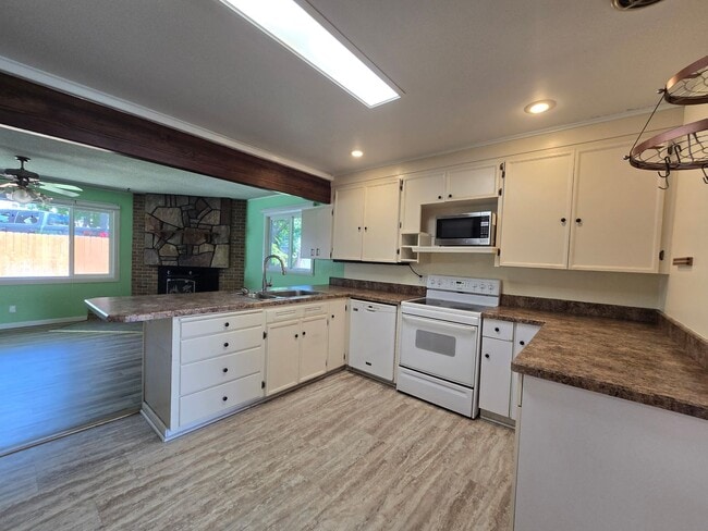 Building Photo - Spacious 4 Bedroom Home with Solar Panels, Fully Fenced Yard on Rimrock Rd