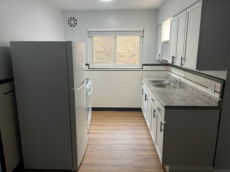 Building Photo - 4430 Ridgeview Ave