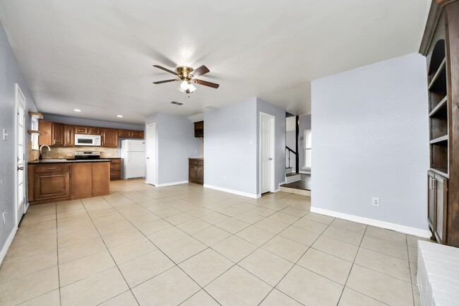 Building Photo - 23927 Verngate Dr