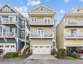 Building Photo - Welcome to this stunning 3-bedroom, 3.5-bath tri-level condo!