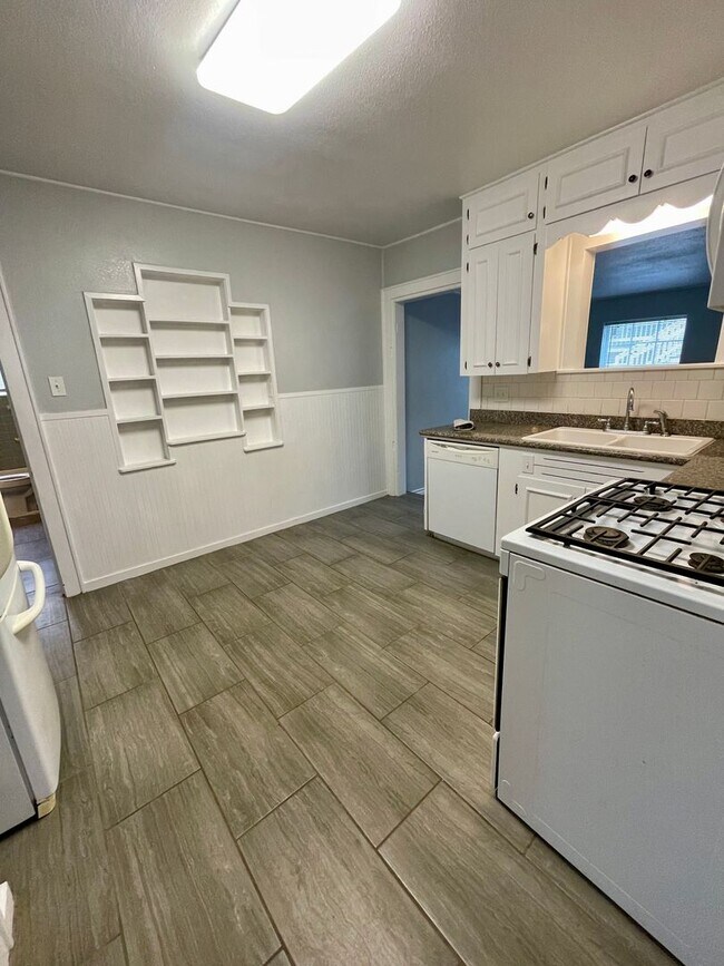 Building Photo - 715 10th Ave N