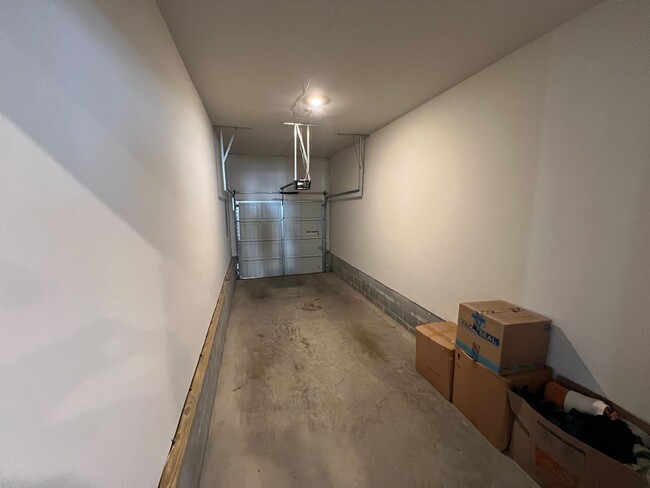 Building Photo - End unit townhome in the new Huntington Po...