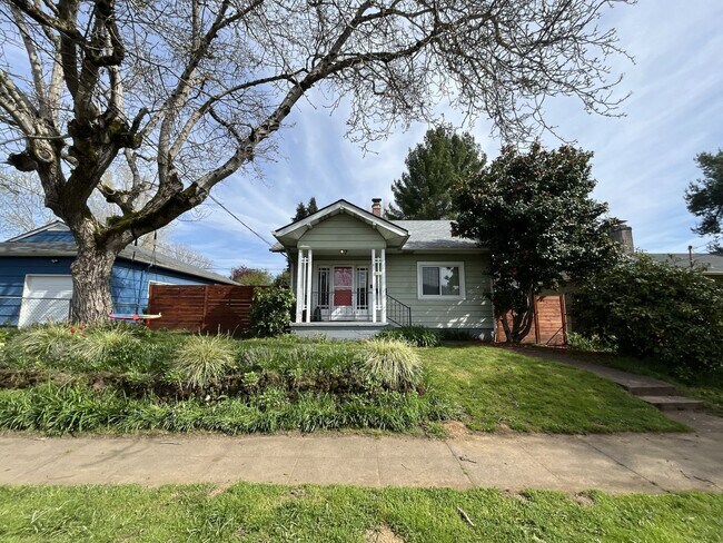 Building Photo - Charming St. Johns Bungalow with Fireplace, Bonus Space & Large Backyard