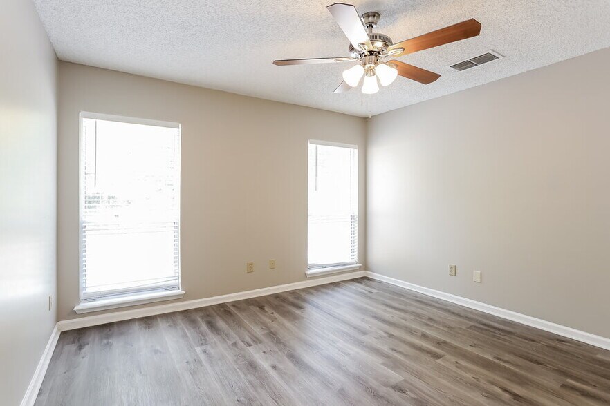 Building Photo - 1669 Spring Branch Dr W