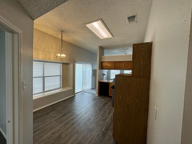 Building Photo - CUTE 3 BEDROOM 2 BATH IN NORTHSIDE ISD
