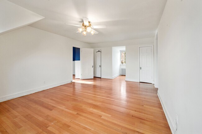 Building Photo - 5325 Chevy Chase Pky NW