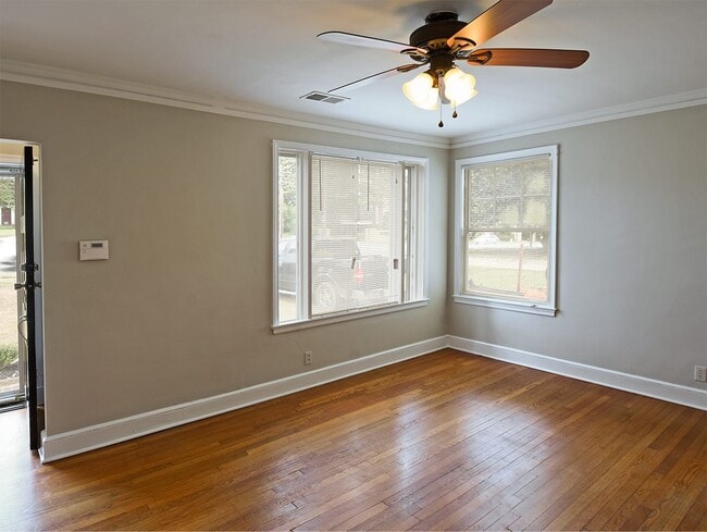 Building Photo - DARLING UPDATED 2 bed, 1 bath with updated appliances in HIGH POINT TERRACE