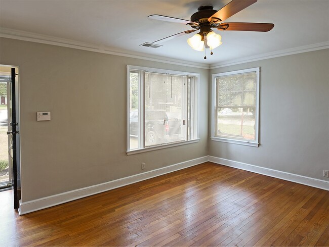 Building Photo - DARLING UPDATED 2 bed, 1 bath with updated...