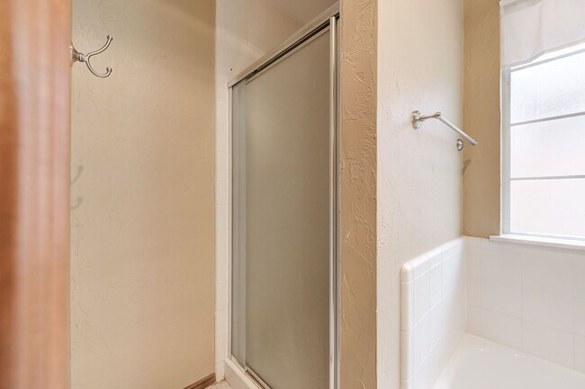 Building Photo - Gorgeous 3 bedroom 2 Bath Home in the Heart of Edmond